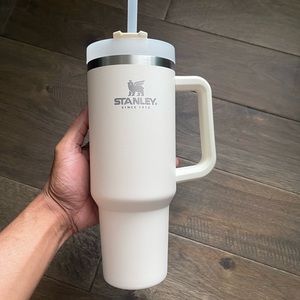 BRAND NEW Cream Stanley Adventure 40oz w/ handle.